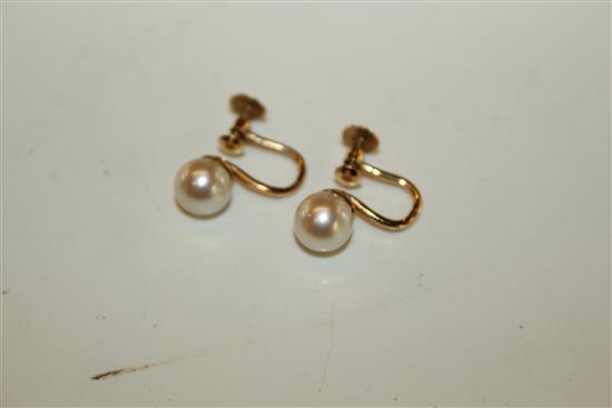 Pair gold and cultured pearl earrings(-)